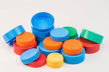 plastik şişe vidalı kapakları üzerinde beyaz izole