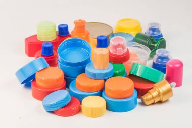 plastik şişe vidalı kapakları üzerinde beyaz izole