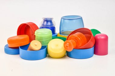 plastik şişe vidalı kapakları üzerinde beyaz izole