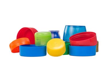 plastik şişe vidalı kapakları üzerinde beyaz izole
