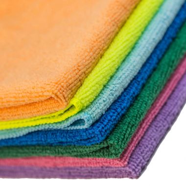 Renkli bez mikrofiber bez üzerinde beyaz izole Temizleme
