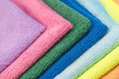 Renkli bez mikrofiber bez üzerinde beyaz izole Temizleme