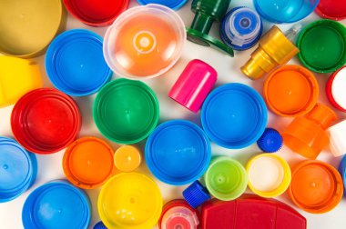 plastik şişe vidalı kapakları üzerinde beyaz izole