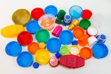 plastik şişe vidalı kapakları üzerinde beyaz izole