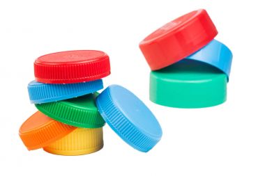 plastik şişe vidalı kapakları üzerinde beyaz izole