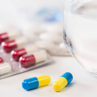 Kapsül ve hapları beyaz arka plan üzerinde renkli Tablet