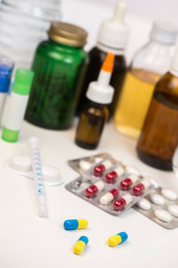 Kapsül ve hapları beyaz arka plan üzerinde renkli Tablet