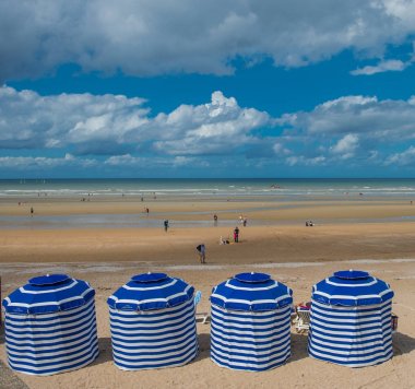 Normandiya Cabourg plaj üzerinde çadır