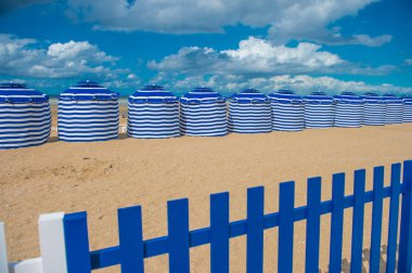 Normandiya Cabourg plaj üzerinde çadır