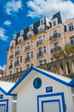 Beyaz plaj kulübe Cabourg, Normandie, Fransa