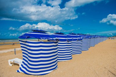 Normandiya Cabourg plaj üzerinde çadır