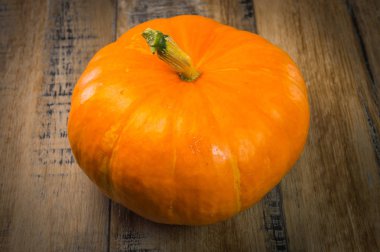 Sarı akçaağaç yaprakları ve kabak ile sonbahar arka plan