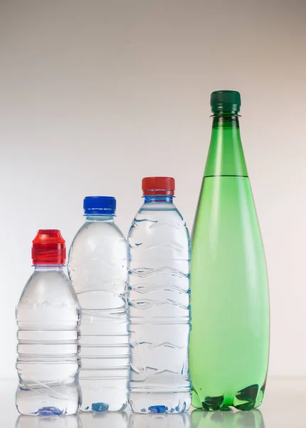 Wasserflaschen isoliert auf dem weißen — Stockfoto