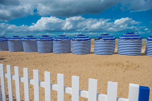 Tende sulla spiaggia di Cabourg in Normandia — Foto Stock