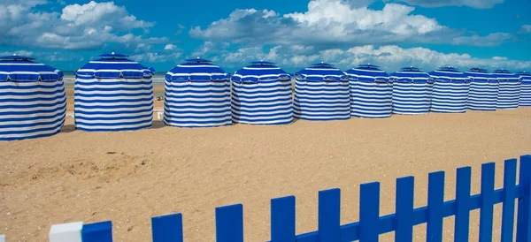 Tende sulla spiaggia di Cabourg in Normandia — Foto Stock
