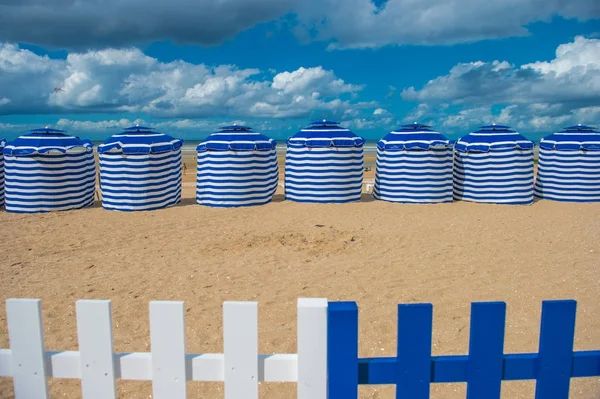 Tende sulla spiaggia di Cabourg in Normandia — Foto Stock