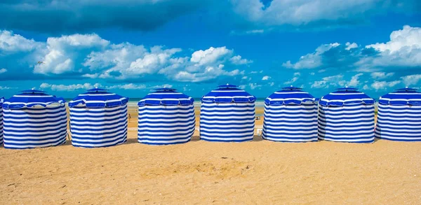 Tende sulla spiaggia di Cabourg in Normandia — Foto Stock