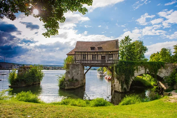 Antigua casa de molino en el puente, río Sena, Vernon, Normandía, Francia — Foto de Stock