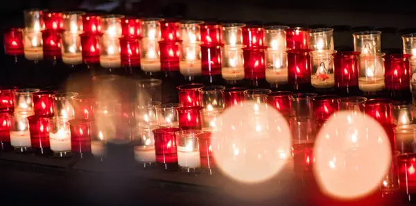 Kirche viele brennende Kerzen mit geringer Schärfentiefe — Stockfoto