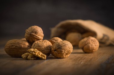 Ceviz taneleri ve rustik eski meşe masada bütün ceviz