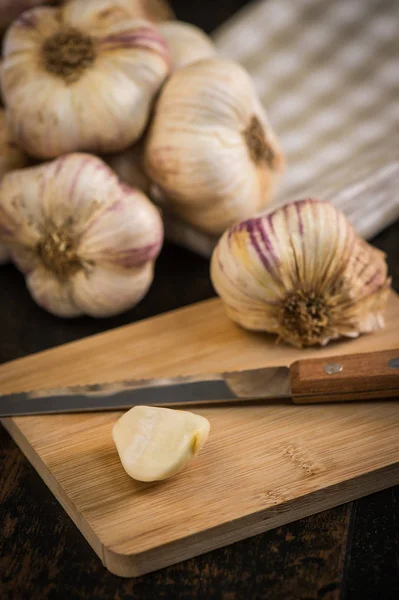 Garlic Cloves and Garlic Bulb on vintage wood background — Stock Photo, Image