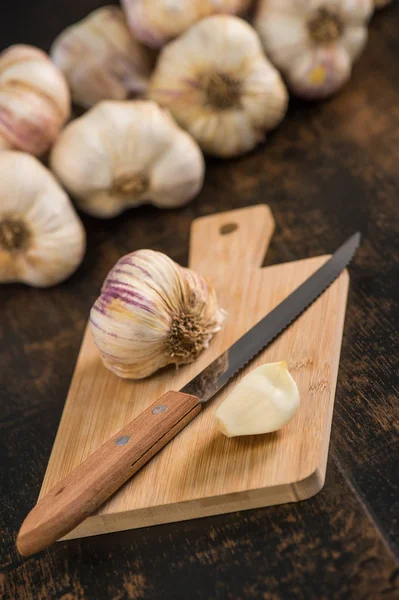 Чеснок и чеснок луковицы на винтажном фоне дерева — стоковое фото
