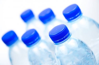 Beyaz arka plan üzerinde izole su plastik şişe