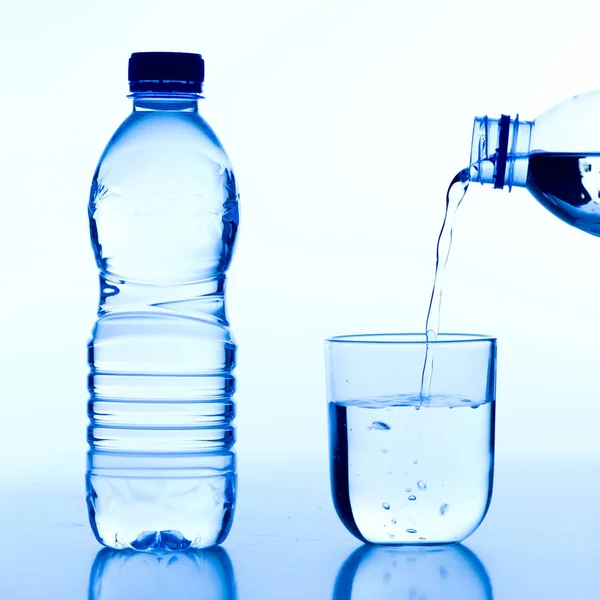 Plastikflasche mit Wasser isoliert auf weißem Hintergrund — Stockfoto