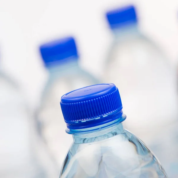 Botellas de plástico de agua aisladas sobre fondo blanco —  Fotos de Stock