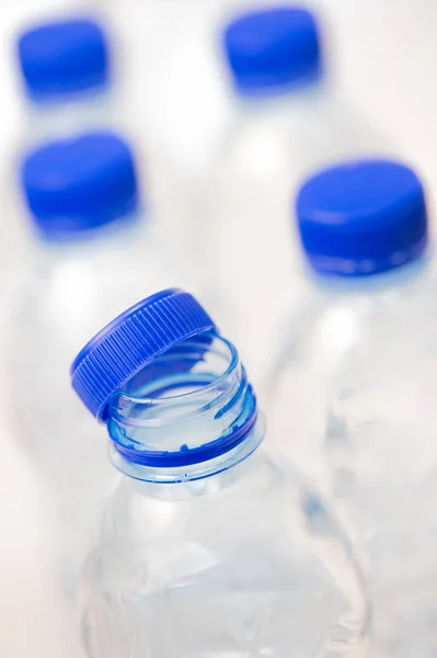 Botellas de plástico de agua aisladas sobre fondo blanco —  Fotos de Stock