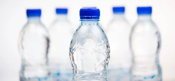 Botellas de plástico de agua aisladas sobre fondo blanco —  Fotos de Stock