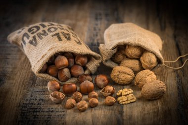 Ceviz ve fındık ahşap zemin üzerine jüt çanta