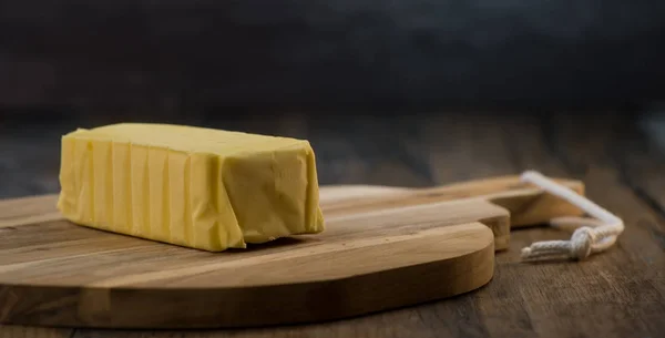 Assiette de beurre enveloppant prêt à manger — Photo