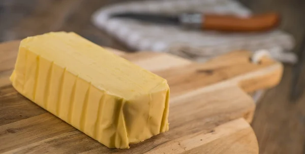 バター包み食べて準備ができてのプレート — ストック写真