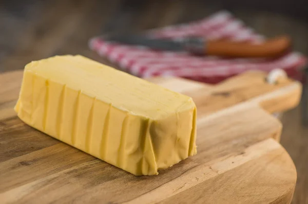 Plaat van boter onmiddellijke verpakking klaar om te eten — Stockfoto