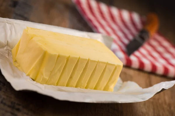 Plaat van boter onmiddellijke verpakking klaar om te eten — Stockfoto
