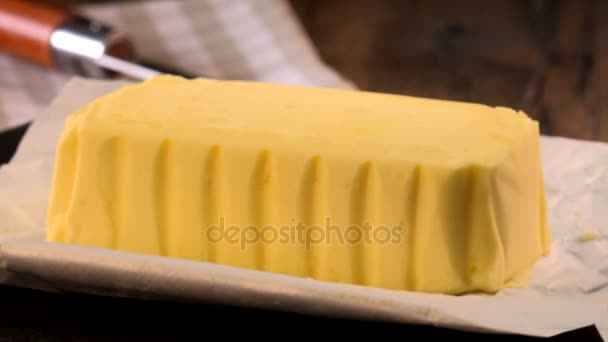 バター包み食べて準備ができてのプレート — ストック動画