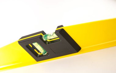 Beyaz arka plan üzerinde izole sarı yapı düzeyi