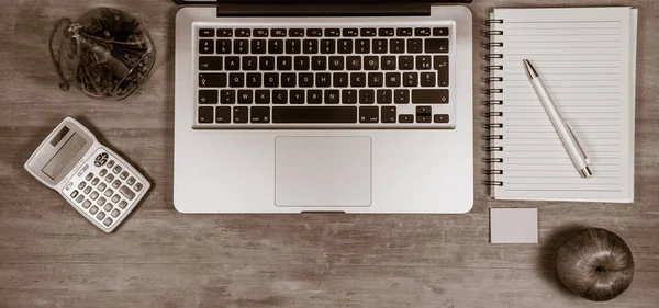 Mesa de escritório de madeira com laptop e suprimentos — Fotografia de Stock