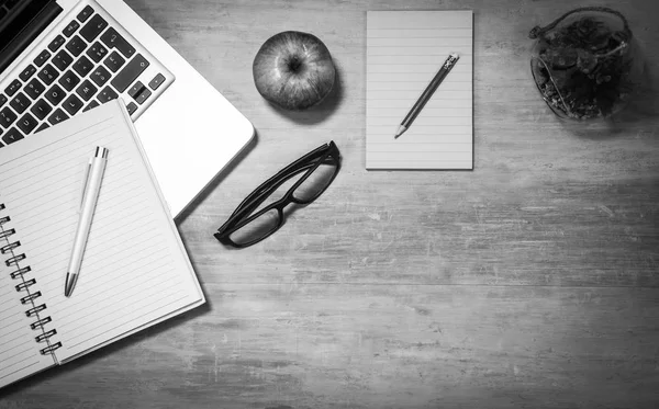 Mesa de escritório de madeira com laptop e suprimentos — Fotografia de Stock