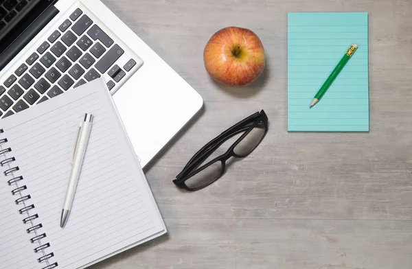 Mesa de escritório de madeira com laptop e suprimentos — Fotografia de Stock