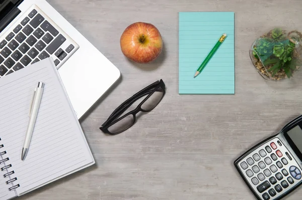 Mesa de escritório de madeira com laptop e suprimentos — Fotografia de Stock