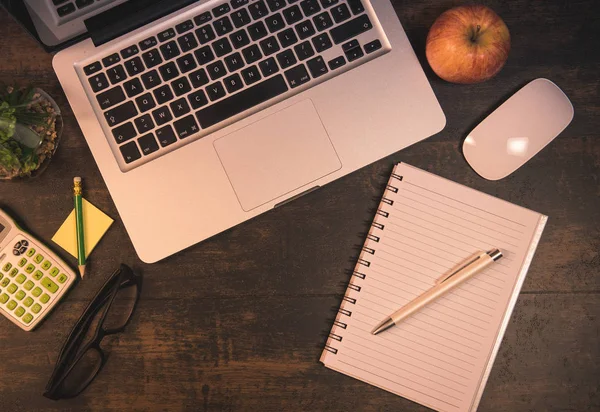 Mesa de escritório de madeira com laptop e suprimentos — Fotografia de Stock