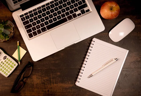 Mesa de escritório de madeira com laptop e suprimentos — Fotografia de Stock