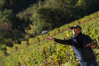 Zemin üzerinde uçan ve bağ filme robot