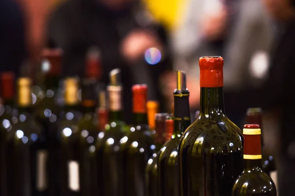 Rij van vintage wijn flessen in luxe wijn kelder — Stockfoto