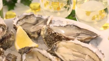 Limon ve taze istiridye beyaz tabak tablo açın