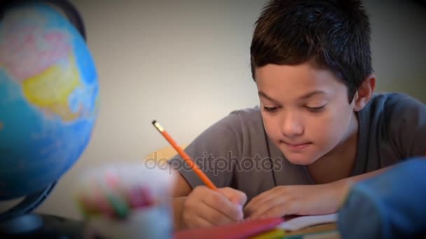 Scuola di educazione degli studenti bambino scrittura scuola digitale — Video Stock