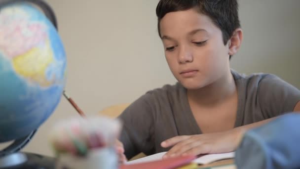 Çocuk öğrenci Okulu Dijital okul yazma — Stok video