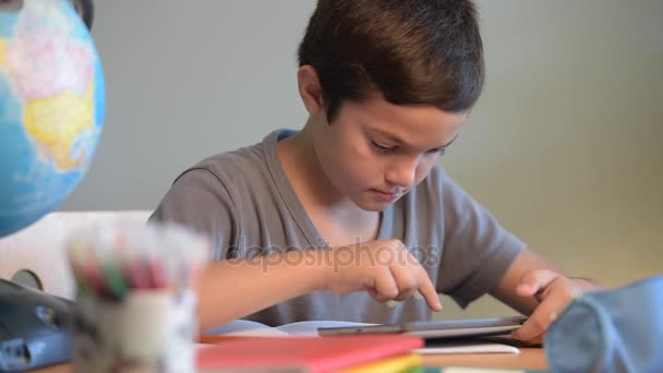 Scuola di educazione degli studenti bambino scrittura scuola digitale — Video Stock